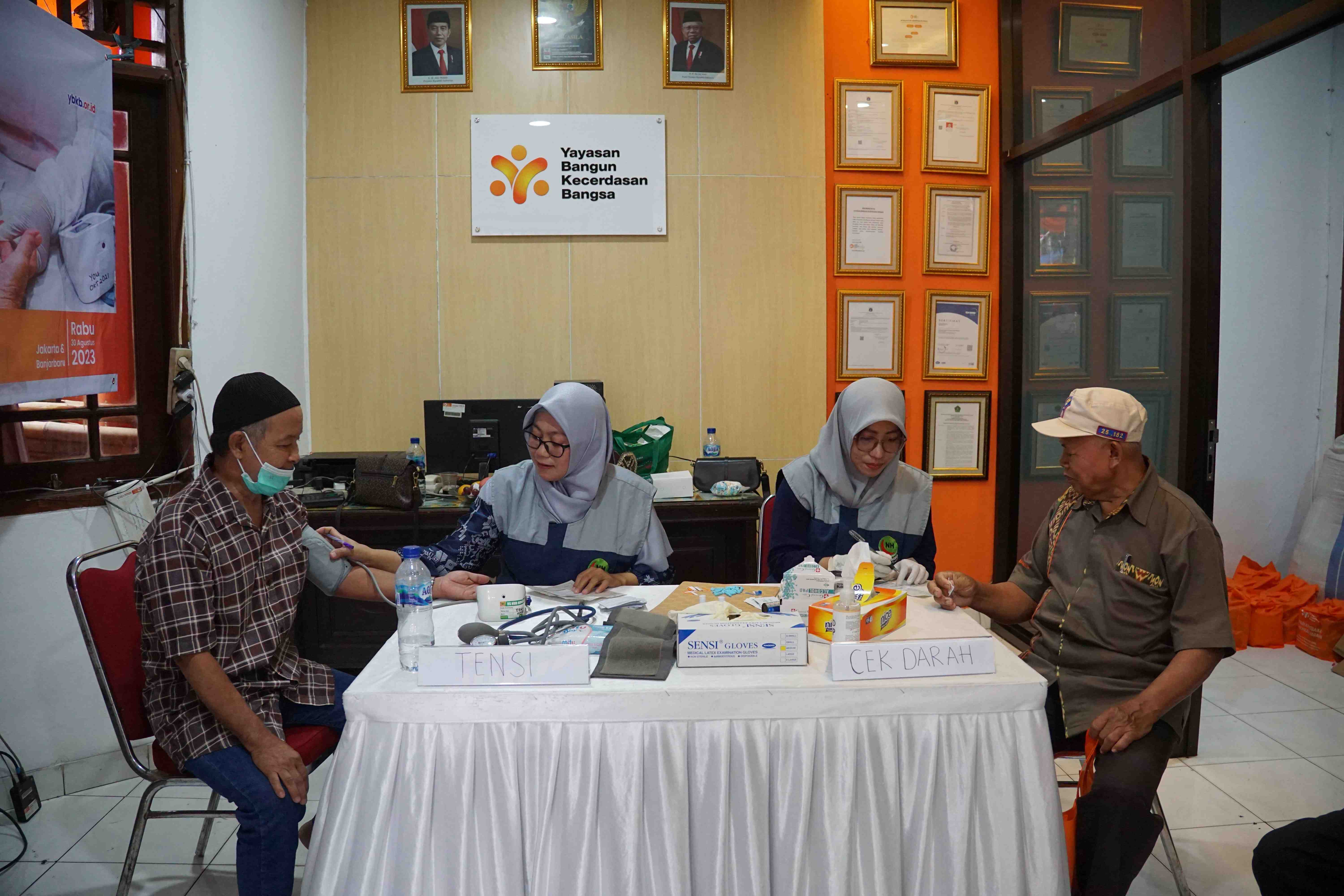 Pemeriksaan Kesehatan Lansia YBKB 2023 di Jakarta dan Banjarbaru